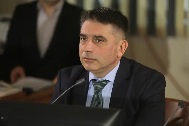 Министър Данаил Кирилов подаде оставка