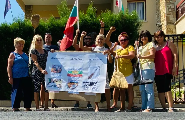 Десетки българи зад граница излязоха на протест 