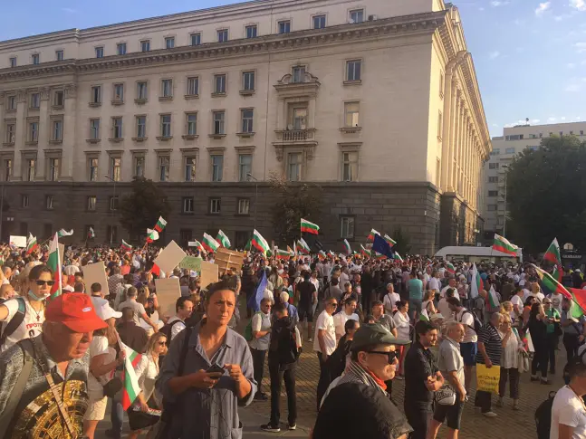 Протестиращи се събират в „триъгълника на властта“