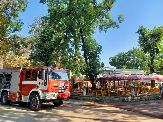 Пожар изпепели част от покрива на ресторант в Шумен