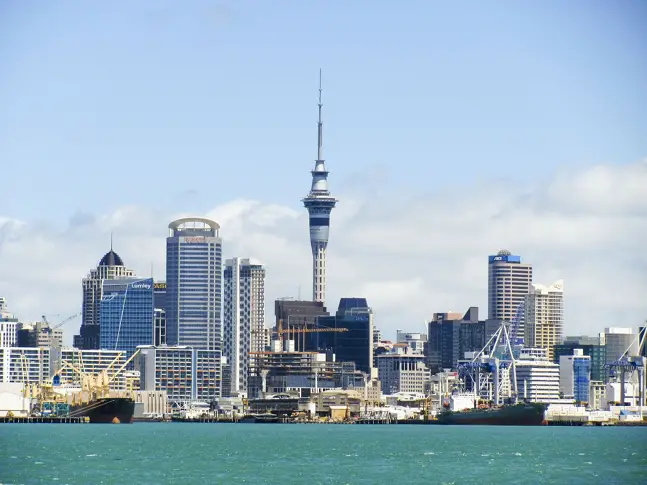 Нова Зеландия гласува на парламентарни избори и референдум за евтаназията и марихуаната