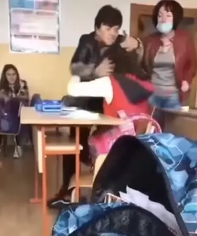 Преподавателка удря и скубе ученичка заради повредена врата