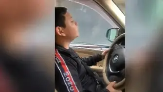 Видео в социалните мрежи показа как 13-годишен шофира без колан и вози приятелка