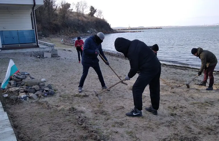ОЗБГ премахнаха тревата на плажа до Доган сарай в Отманли