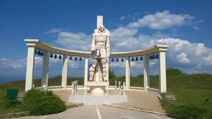 Счупиха каменни плочи на паметника на Ушаков на нос Калиакра