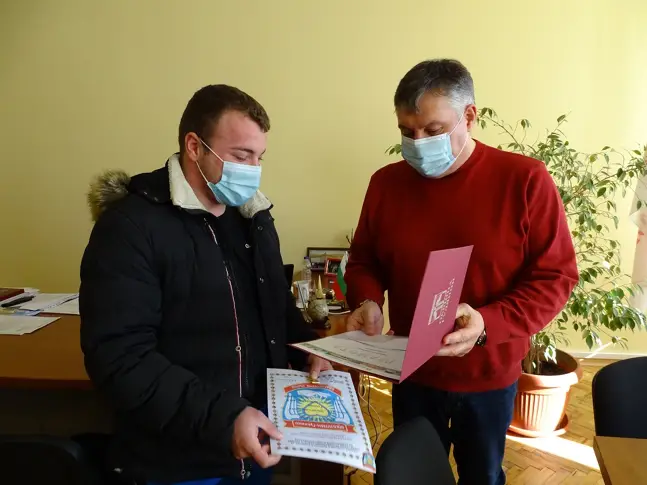 Младеж от Гулянци с почетна значка и отличие "Кавалер на златното сърце" за достойна постъпка