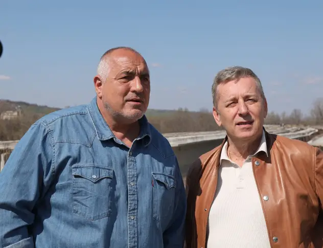 Бойко Борисов инспектира изграждането на АМ &#34Хемус&#34 край Плевен заедно с проф. Григор Горчев, водач на листата на ГЕРБ-СДС