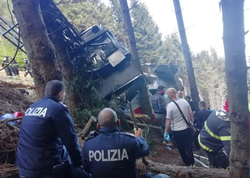 Тримата задържани заради падането на кабинка на лифт в Италия бяха освободени от ареста