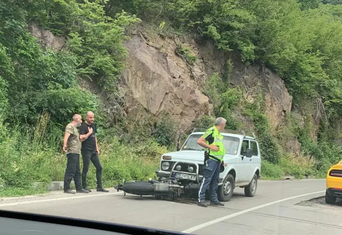 Катастрофа между мотор и кола в Искърското дефиле