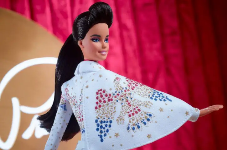 Куклата Барби облече емблематичен костюм на Елвис Пресли в негова чест