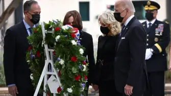 Джо Байдън сведе глава пред мемориала на жертвите от 11 септември при Пентагона