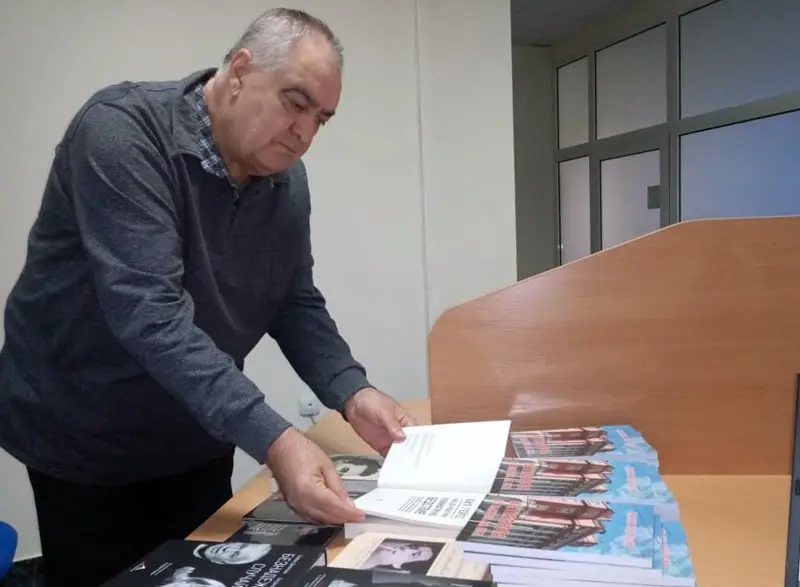 Кореспондентът на БТА в Плевен Малин Решовски направи поредно дарение на РБ"Христо Смирненски"