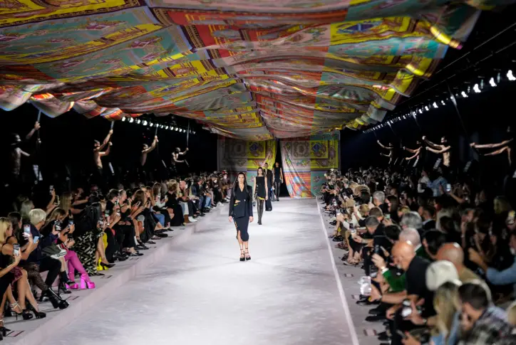 Дуа Липа дебютира на модния подиум в дефиле на „Версаче“