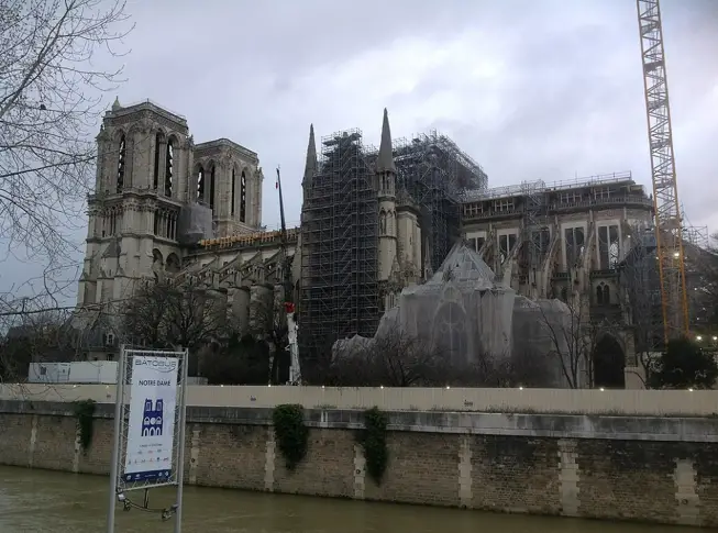 Потокът от дарения за възстановяването на парижката катедрала „Света Богородица“ не секва