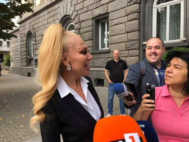 Певицата Луна се кандидатира за президент