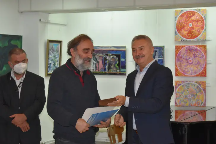 Художникът Вълчан Петров взе най-голямото отличие на биенале 