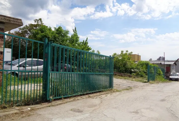 Поземлен имот и промишлена сграда продава на търг НАП-Плевен