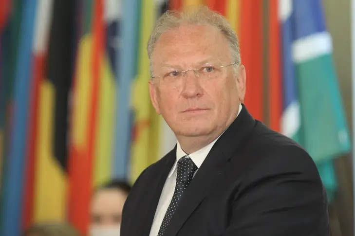 Министър Светлан Стоев прие посланика на Алжир Латифа Беназа