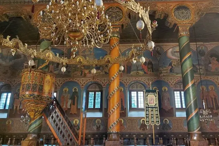 Изографисват и южната страна на 186-годишната църква в Банско
