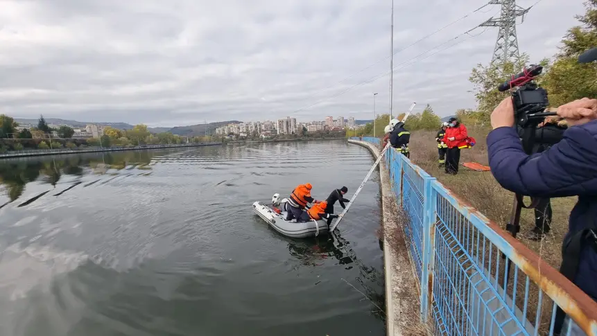 Пожарникари от Кърджали и Пловдив спасяваха удавник от Водното огледало, гасиха пожар, отводняваха, в учение