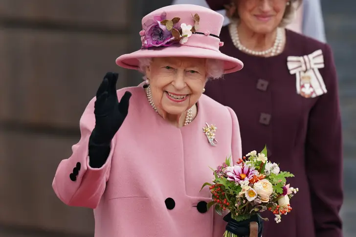 Кралица Елизабет Втора отново изпълнява официалните си задължения