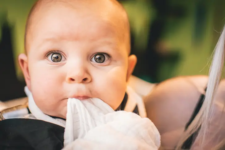Бебетата възприемат комуникацията, независимо дали е с думи или с жестове