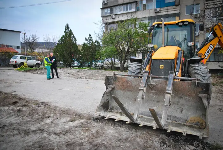 Облагородяват междублоковите пространства в кв. "Изгрев"