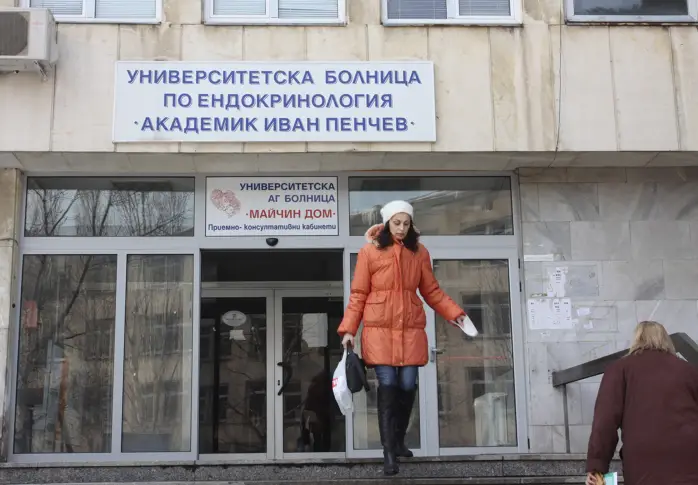 Символично погребение организираха пациенти пред НЗОК