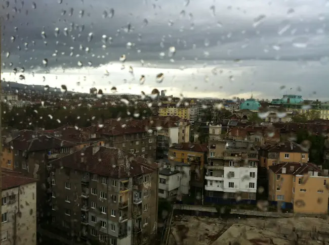 Предупреждават за интензивни валежи на запад