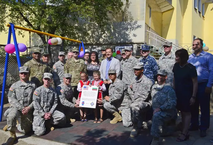 Американски и български военни ремонтираха две детски градини във Велико Търново