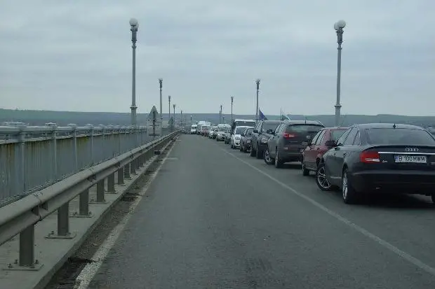 Блъснаха полицай на Дунав мост