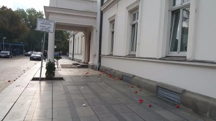 Домати и лук летяха по главите на депутатите за старт на пленарния ден.