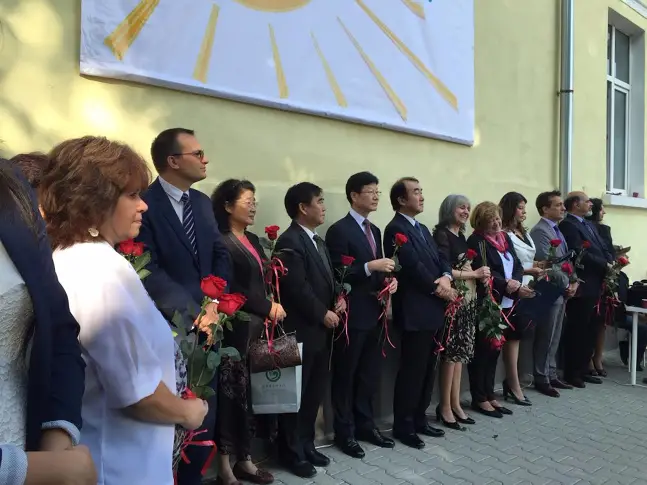 Вицепрезидентът призова за съпричастност към децата, непосещаващи училище заради война