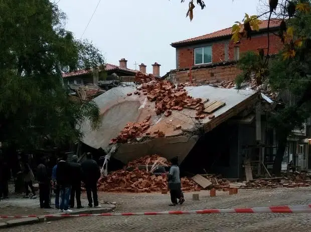 Незаконна сграда се срути сама в Пловдив