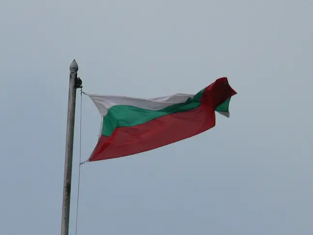 Новините в 12: България гласува на местни избори и референдум