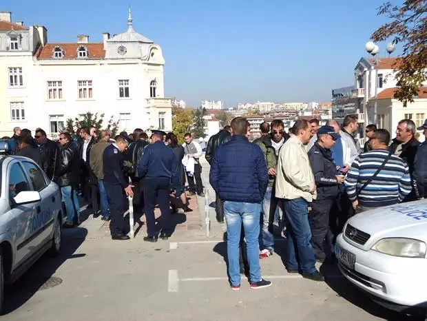 Полицаите в Шумен на протест и днес