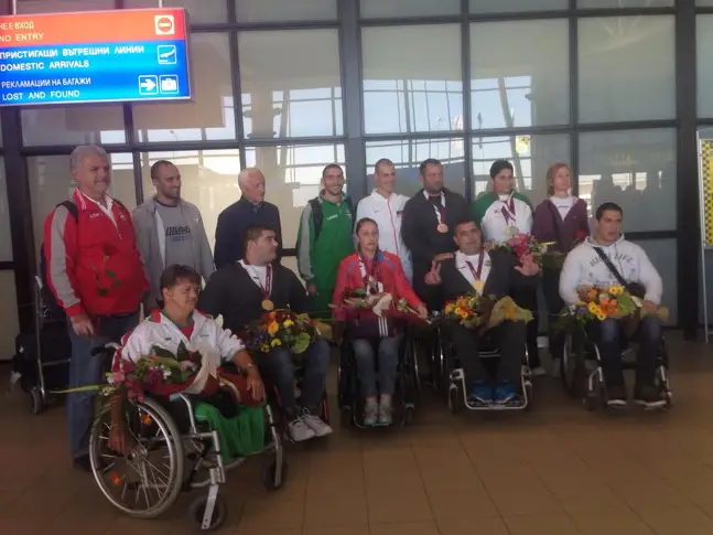 Вълнуващо посрещане за параолимпийците ни на летището