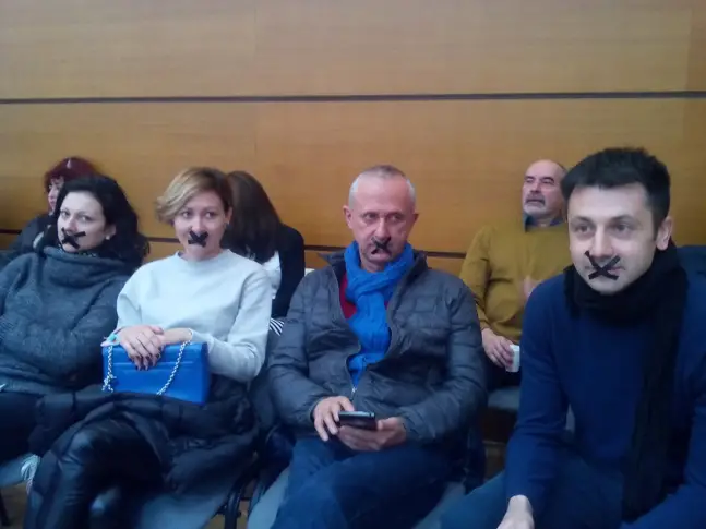 Протест със залепени уста призовава за културен дебат между община Пловдив и гражданите