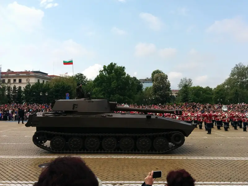Бойна техника и авиошоу на военния парад в столицата