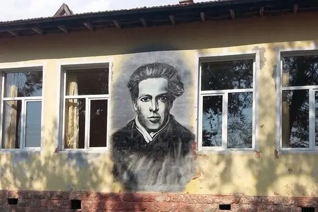 Художник рисува портрети на велики българи върху училищните фасади