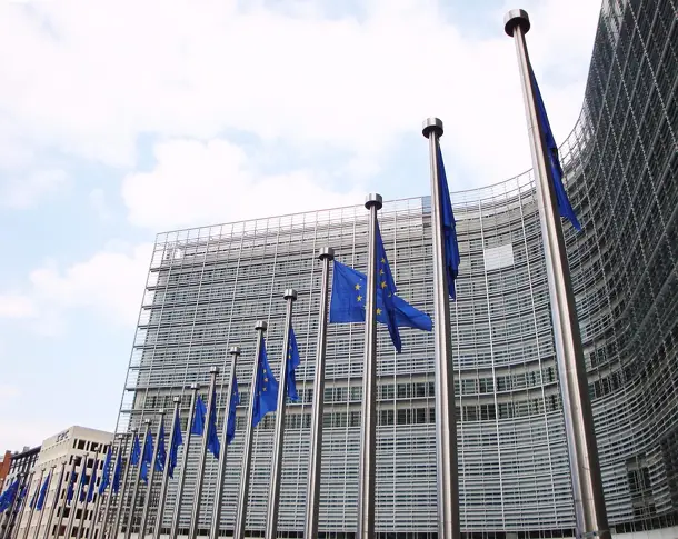 Чиновниците в Брюксел отново си вдигнаха предколедно заплатите със задна дата