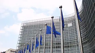 Чиновниците в Брюксел отново си вдигнаха предколедно заплатите със задна дата