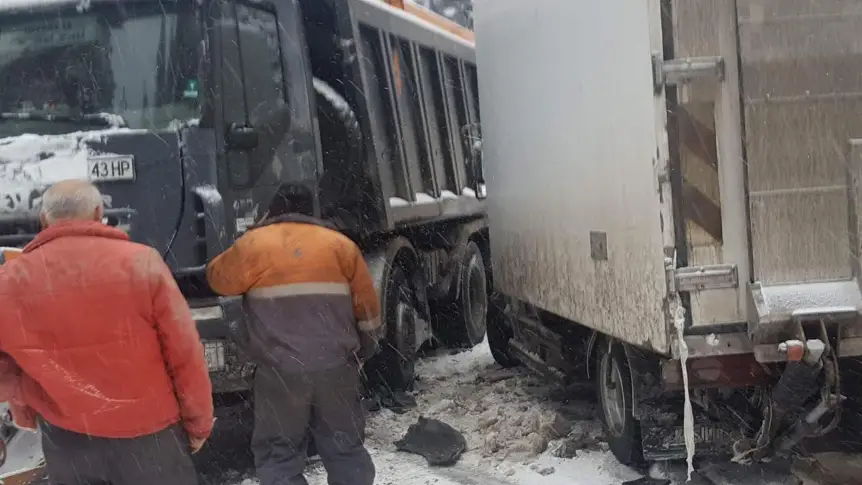 35 см достигна снежната покривка в Смолянско, катастрофа затвори „Рожен”