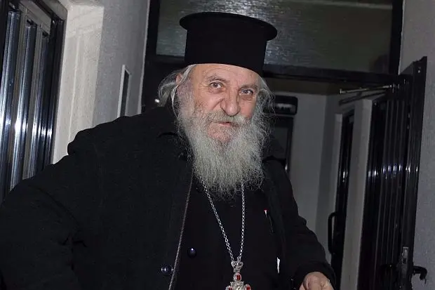 Роми грабят и палят къщите на отец Иван