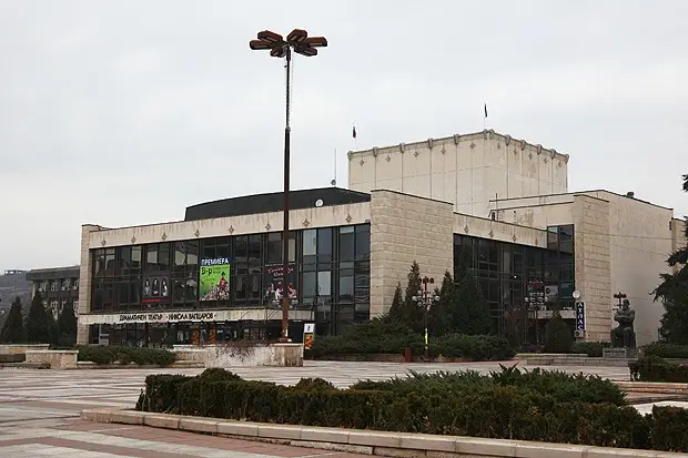 Има ли шанс за сградата на театъра в Благоевград, която потъва заради подпочвени води