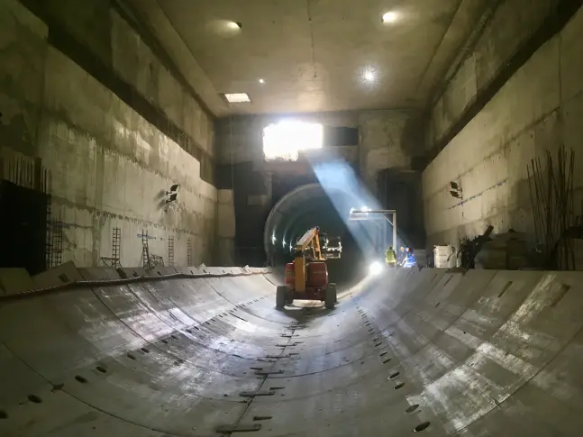 Стотици хора работят по изграждането на метрото в София