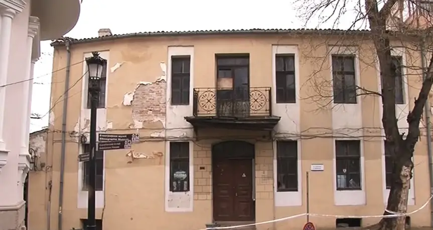 Мазилка от стара къща се стовари върху жена в Пловдив