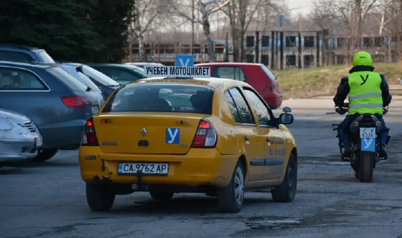 Електронен контрол в часовете по курмуване искат автоинструктори