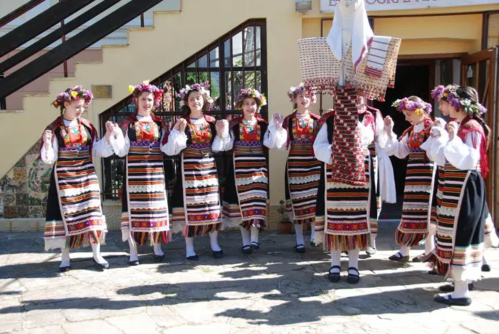 Отвори чемшир порти, невясто!