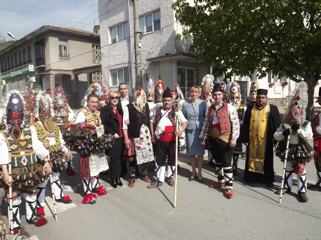 Групи от 24 селища в страната участваха на събора „Пролетни игри и обичаи Цветница” в Твърдица   
